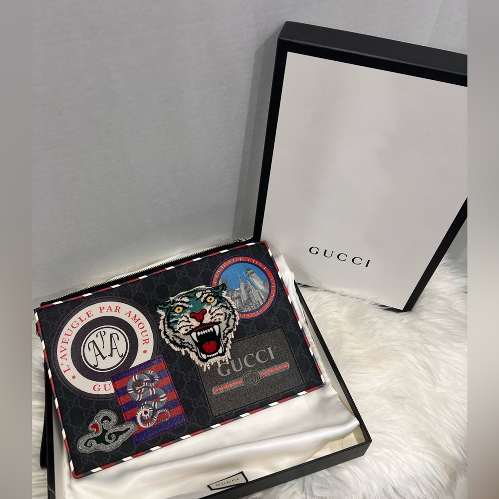 GUCCI GG Supreme  NIGHT COURRIER Pouch  Wristlet BAG NIB with  Dust-bag